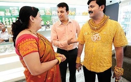 Triệu phú Ấn Độ diện áo bằng vàng ròng đón năm mới