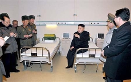 Kim Jong-un hút thuốc khi tới thăm bệnh viện