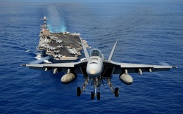 Xem “siêu ong bắp cày” F-18 phô diễn trên tàu sân bay