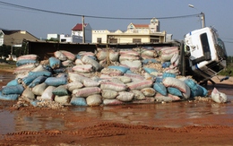 Bình Định: Xe tải sụp “ổ voi”, hàng chục tấn mì tung tóe trên đường