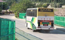 Cận cảnh U23 Việt Nam rời Myanmar trên chiếc xe khách cũ