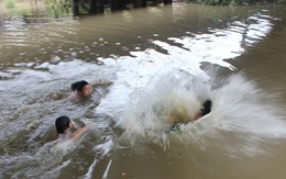 Hà Tĩnh: Rủ nhau tắm sông chống nóng, 2 trẻ chết đuối