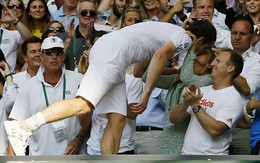 Andy Murray hôn bạn gái đắm đuối ngay trên sân đấu