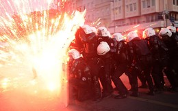 24h qua ảnh: Bị ném bom xăng, cảnh sát xếp hàng nấp sau lá chắn