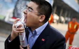 Tỷ phú Trung Quốc xịt bình cứu hỏa vào miệng để quảng cáo