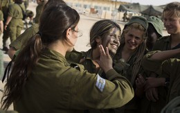 Nữ quân nhân Israel đẹp cuốn hút dưới lớp màu ngụy trang