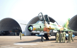 Cận cảnh "Đôi cánh ma thuật" Su-22 bảo vệ vùng trời Thủ đô