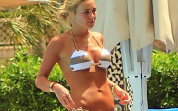 Diện bikini mỏng tang, vợ Gerrard “thiêu đốt” bãi biển Dubai
