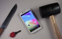 Video: Tra tấn Moto X bằng dao, búa và chìa khoá