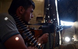 TG 24h qua ảnh: Chiến binh Syria quàng đạn quanh cổ, sẵn sàng nổ súng