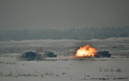 Xem tăng Leopard 2 của Ba Lan rẽ tuyết, phóng hỏa