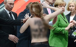 Người đẹp ngực trần 'tấn công' Tổng thống Putin