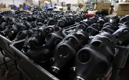 24h qua ảnh: Công nhân Israel tích cực sản xuất mặt nạ phòng độc