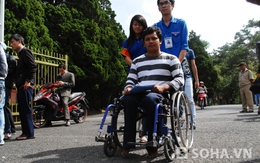 Thí sinh người K’Ho liệt cả hai chân một mình đi xe lăn tới phòng thi