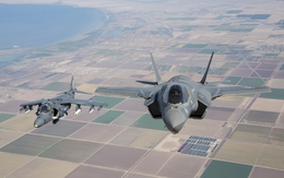 Ảnh: AV-8B Harrier và F-35B sát cánh trên bầu trời