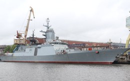 Tàu hộ tống tàng hình mới nhất của Nga được vẩy 'nước thánh'