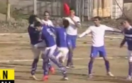 Cầu thủ đấm đá đồng đội túi bụi khi đang thi đấu