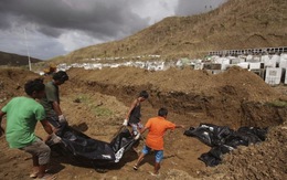 Thê lương đám tang tập thể đầu tiên của nạn nhân bão Haiyan