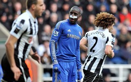 Coloccini đá gãy mũi Demba Ba