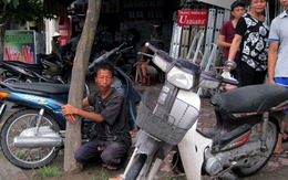 Hà Nội: Trộm xe máy bất thành, phải ôm gốc cây đứng giữa trời mưa