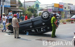 Xe biển tứ quý tông vào "con lươn", lật ngửa giữa đường