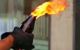 Cán bộ chống buôn lậu bị ném bom xăng