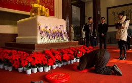 Ảnh ấn tượng: Dân TQ quỳ lạy tượng Mao Trạch Đông bằng vàng ròng