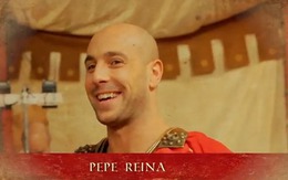 VIDEO: Pepe Reina bất ngờ nhập vai... dũng sỹ La Mã