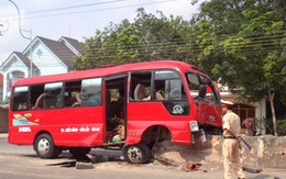 Xe khách leo lên dải phân cách, 30 người bị thương