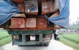 Hà Tĩnh: Xe container đâm cổng làng, 2 người thương vong