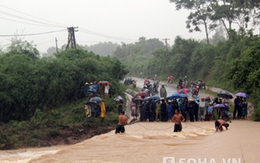 Huy động “siêu” thợ lặn tìm kiếm 5 người bị lũ cuốn trôi