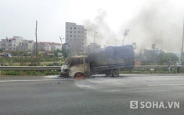 Hà Nội: Xe tải cháy rụi đầu trên đại lộ Thăng Long