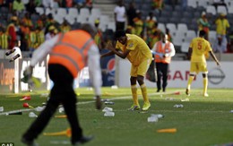 CAN 2013: Khán giả ném chai, lọ "tặng" cầu thủ trên sân
