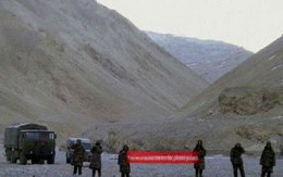 Lính Trung Quốc giăng băng rôn 'chủ quyền' trên đất Ấn Độ