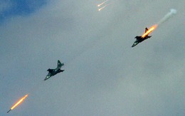 Cường kích cơ Su-25SM khoe tuyệt chiêu 'một đòn chết bốn'