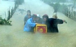 Khiêng quan tài trong lũ: Những chuyện kinh hoàng giờ mới kể