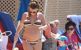 Bà xã của Rooney khoe thân hình đồ sộ với bikini