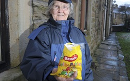 Bà cụ 87 tuổi tình nguyện làm bạn với người say trong đêm