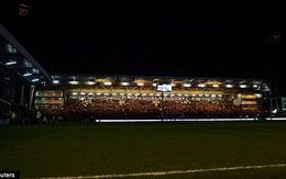 Sự cố hi hữu trên sân Craven Cottage