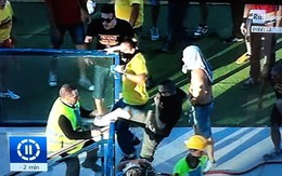 CĐV Lecce đánh đập thậm tệ nhân viên bảo vệ sân
