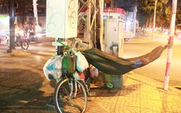 Khóa xe vào chân ngủ vỉa hè trong đêm lạnh ở Sài Gòn