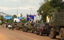 Cận cảnh xe bọc thép và binh sỹ rầm rộ tiến về Phnom Penh