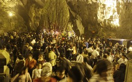 Hàng ngàn người đội mưa khai hội chùa Hương