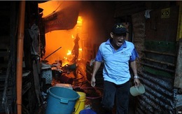 TG 24h qua ảnh: Cư dân xóm nghèo 'cuống cuồng' thét gọi cứu hỏa