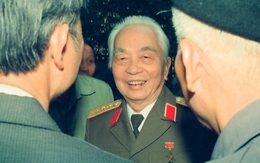 Bộ ảnh đặc biệt: Nụ cười Đại tướng qua góc ảnh Đại tá Trần Hồng