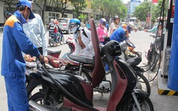 Đang đổ xăng thì bị “dội” đòn vào người