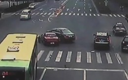 Trung Quốc: Hai bố con lái xe 'siêu sang', rượt nhau giữa phố