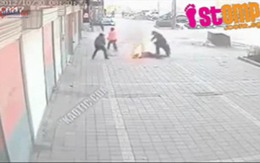Kinh hoàng cảnh châm lửa đốt bạn gái giữa phố