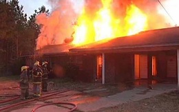 Một phụ nữ Mỹ châm lửa đốt nhà để giết rắn
