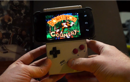 Kết hợp lạ giữa tay cầm Game Boy và smartphone Google Nexus